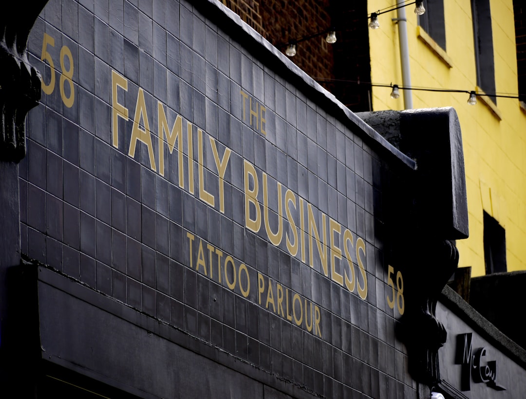 family-business-signage-cn-kf1oh-5q